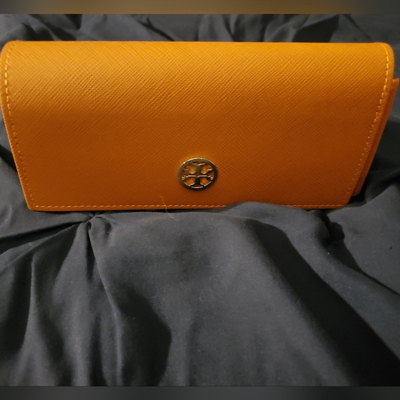 Tory Burch Hard-shell Sunglasses case made from Orange Saffiano Leather. - Picture 3 of 4